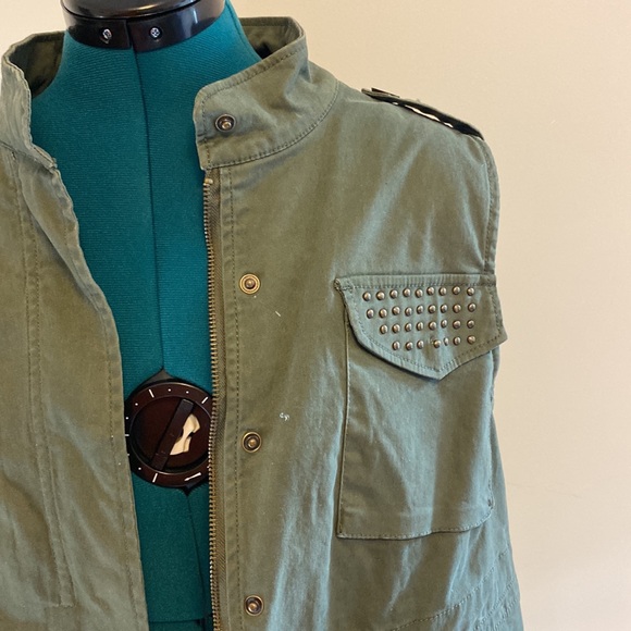 Medium army green cargo vest with zipper or button down option and four pockets - Picture 2 of 10